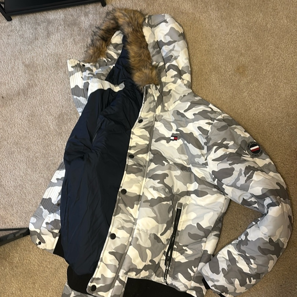 Size Large Tommy Hilfiger snow jacket